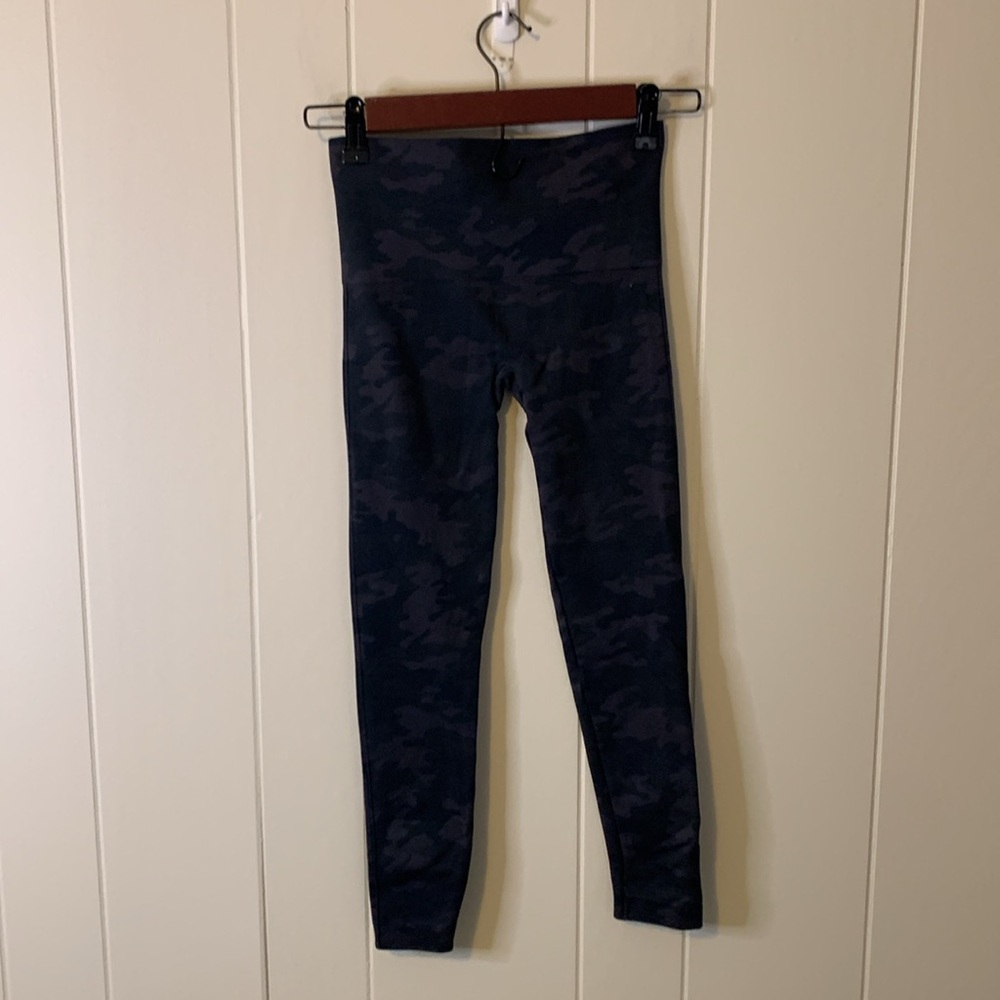 Spanx EcoCare Seamless Leggings Black Camo Size Extra Small - Picture 5 of 6